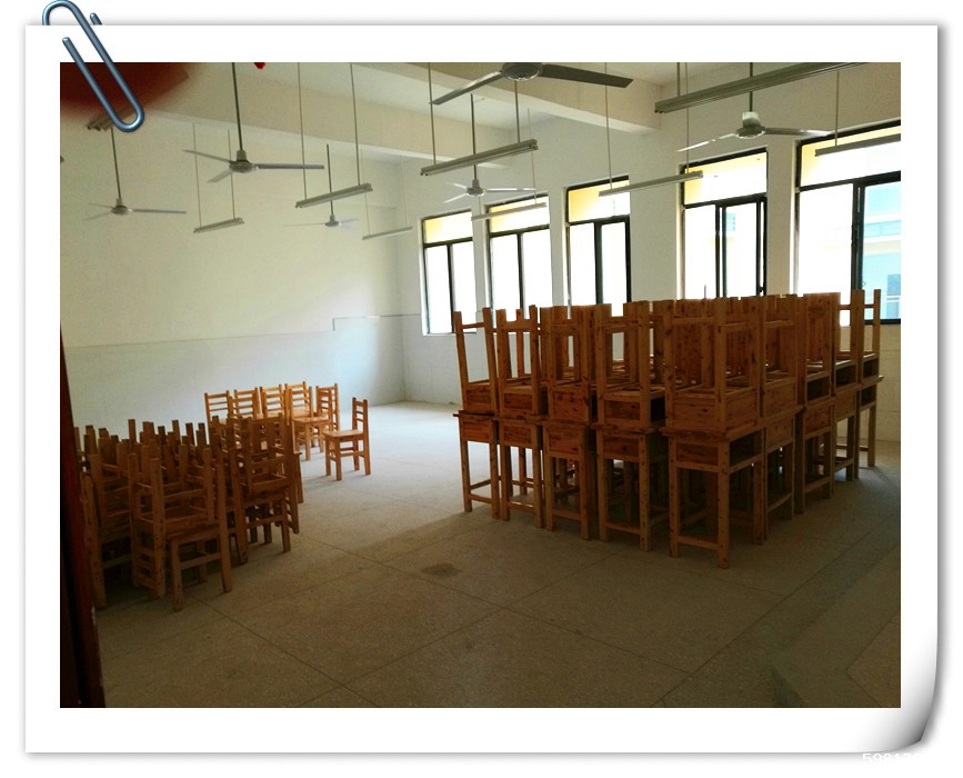 大四中教室桌椅已备好